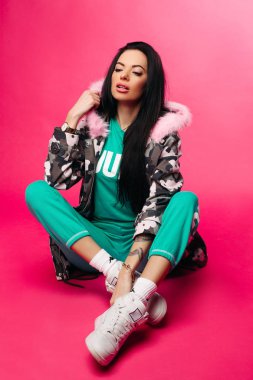 Trendy askeri parka pembe fu ile moda güzel kız