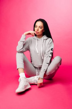 Sportif kostüm ve gizlice uzun siyah saçlı güzel kadın