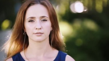 Zarif küpe kameraya gülümseyen güzel kızla.