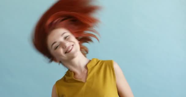 Πορτρέτο ενός ευτυχής κορίτσι στο studio σε μπλε φόντο — Αρχείο Βίντεο