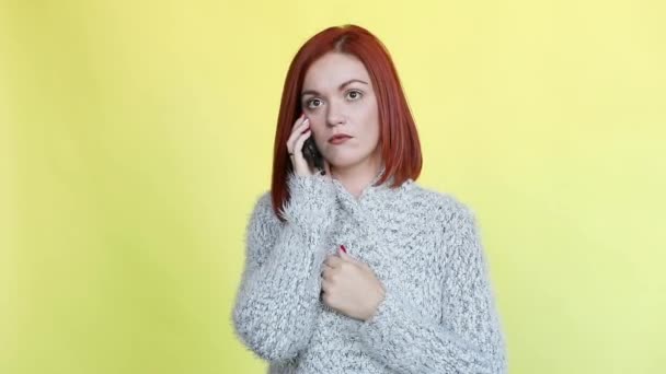 Mulher Cabelos Vermelhos Emocionalmente Vestindo Camisola Cinza Aconchegante Falando Telefone — Vídeo de Stock