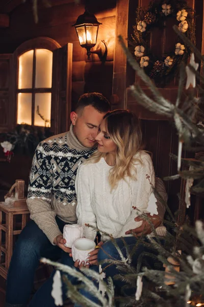 Retrato de Natal de um casal romântico hause de madeira — Fotografia de Stock