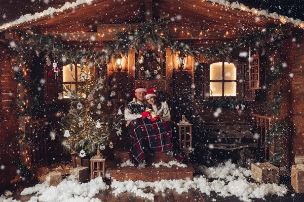 Natale romanticismo a Babbo Natale cappelli bella casa atmosfera Capodanno — Foto Stock