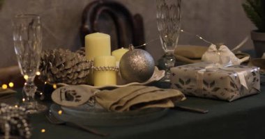 Yeni yıl 2019. Yeni yıl. Mumlar ve şamdanlar, şeffaf şişe, açık renkli. Yeni yıl ruh hali, yılbaşı ağacı, yılbaşı ağacı oyuncaklar. Işıklar, bokeh. Festival tablo. Mutlu Noeller 2019.