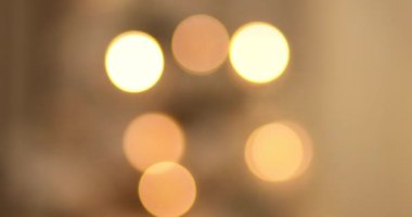 Soyut bulanık Noel Bokeh arka ışıklar. 4 k DCI ağır çekim 120 fps. Pırıltı Noel ağacı ışıkları yanıp sönüyor. Kış tatil kavramı.