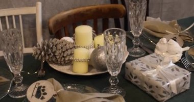 Yeni yıl 2019. Yeni yıl. Mumlar ve şamdanlar, şeffaf şişe, Merry Christmas 2019, altın arka plan. tablo. Yeni yıl ruh, Noel ağacı, Noel