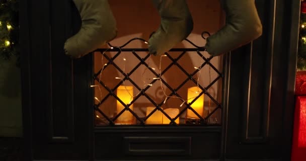 Árbol de Año Nuevo clásico iluminado. Decoración de Navidad en el interior de la sala de grunge con chimenea — Vídeo de stock