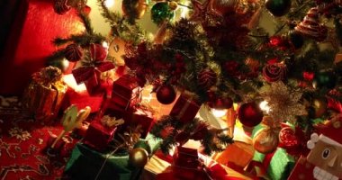 Işıklı Klasik yılbaşı ağacı. Grunge oda iç şömineli Noel dekorasyon