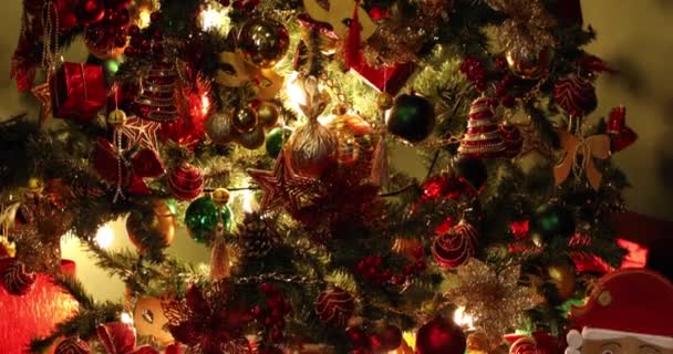 Klassieke New Year Tree verlicht. Kerstdecoratie in grunge kamer interieur met open haard — Stockvideo