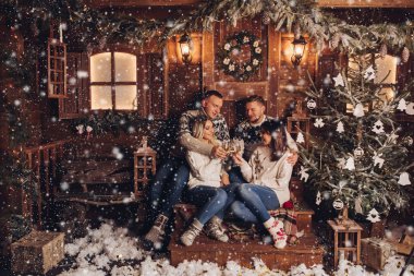 İki evli çiftler arkadaşız a mutlu yeni yıl