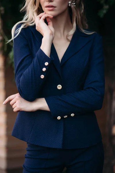 Elegáns szőke nő sötét kék ruha arany gombok. — Stock Fotó