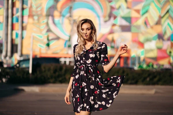 Linda senhora em vestido bonito e saltos verdes na luz do sol . — Fotografia de Stock