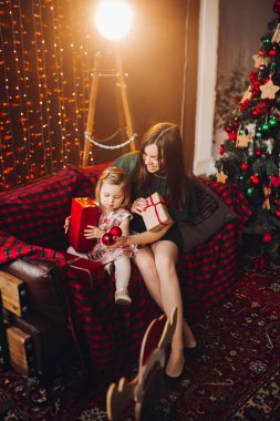 Güzel bir kadın ve küçük tatlı bir kız çocuğu..