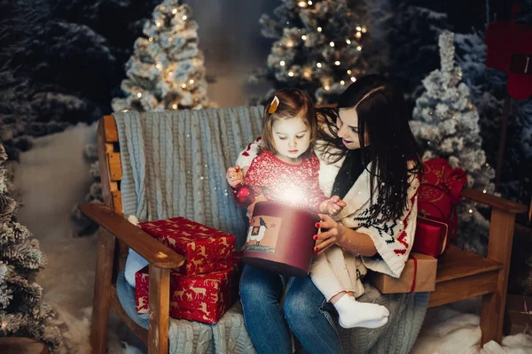 크리스마스 선물 안에 찾고 아기와 함께 행복 한 엄마를 사랑 — 스톡 사진