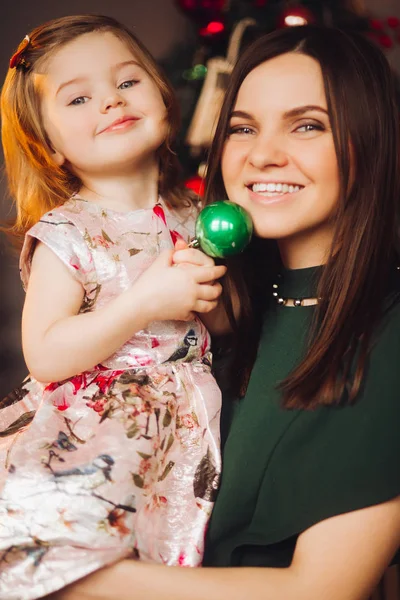 Hermosa mujer con una niña encantadora. —  Fotos de Stock