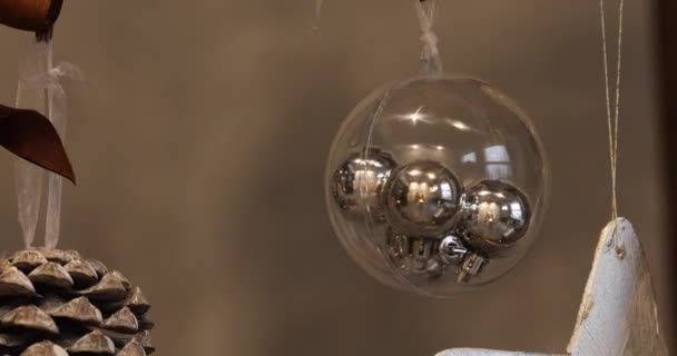 Palle di Natale sull'albero di Natale. Decorazione di Natale e Capodanno. Astratto sfondo Bokeh offuscata vacanza. Ghirlanda lampeggiante . — Video Stock