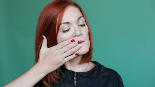 Vrouw reinigen en verwijderen van make-up van haar gezicht, kijken camera, tonen gezicht zonder cosmetica. — Stockvideo