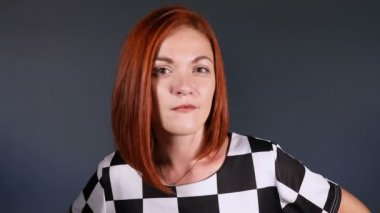 Kameraya bakarak kırmızı saçlı kız ve ifade ve büyük bir şok korkutmuş.