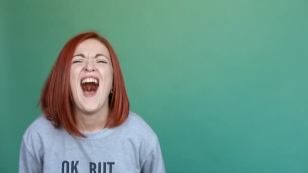 Mujer en jersey llorando y gritando sobre fondo liso y verde . — Vídeos de Stock