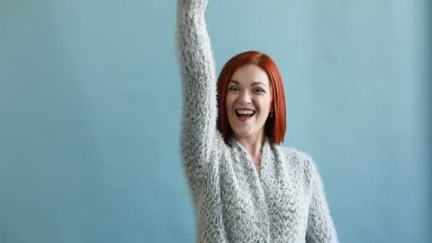 Uma mulher feliz. Emoção alegre — Vídeo de Stock