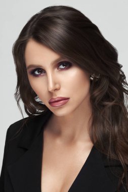 Güzellik salonundan sonra mükemmel bir cilde ve makyaja sahip muhteşem bir kadın..