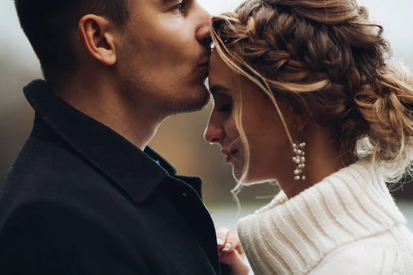 Groom kissing beautiful bride in forehead. Autumn wedding. — Stock Photo, Image