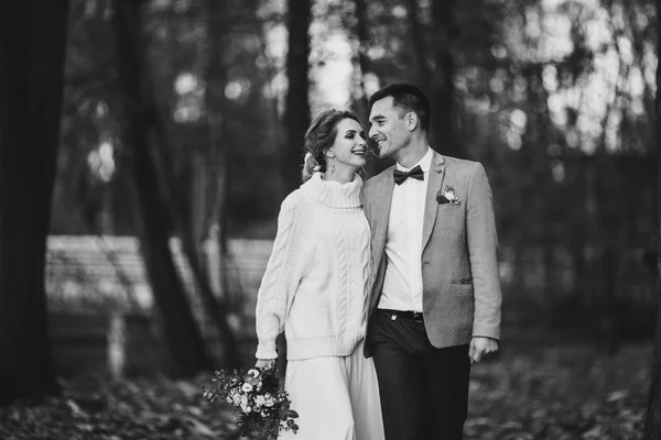 Portrait de heureux couple de jeunes mariés marchant dans la forêt . — Photo