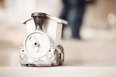 Oyuncak metalik tren saati ön ile.