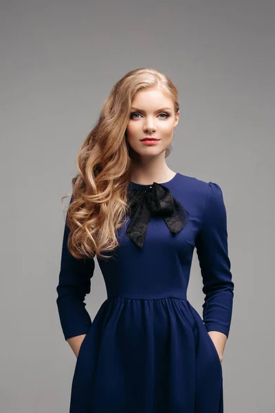 Atemberaubendes schlankes Model in leuchtend blauem Kleid und schwarzen Absätzen. — Stockfoto