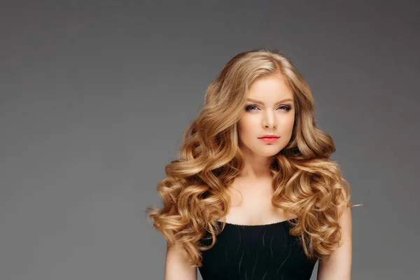Kuaför arıyorum sonra saç modeli ile çarpıcı sarışın kadın