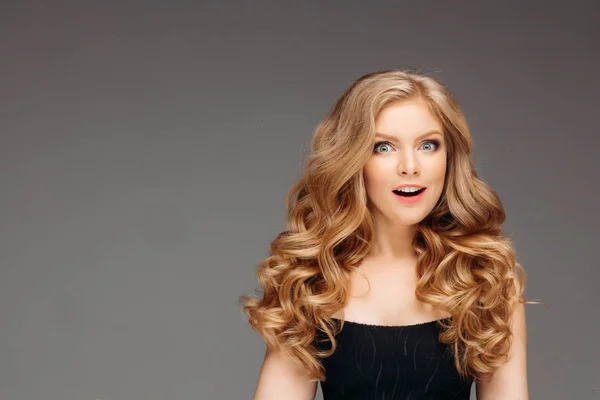 Retrato de la maravillosa joven rubia con el pelo largo mirando a la cámara, sonriendo — Foto de Stock