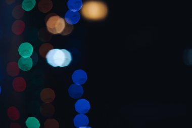 Renk Bokeh karanlık bir arka plan soyut halkaları bulanık