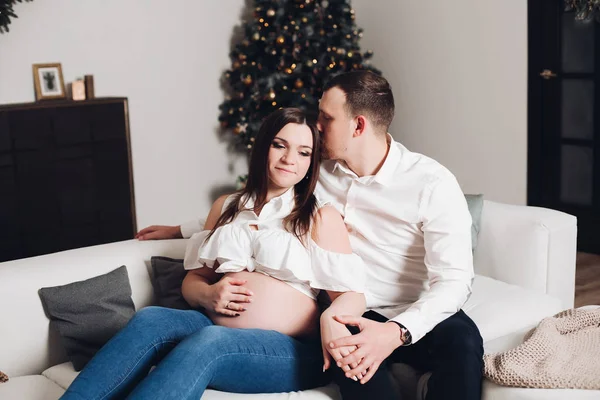 Elinde çay bardak ile kanepede oturan çift.