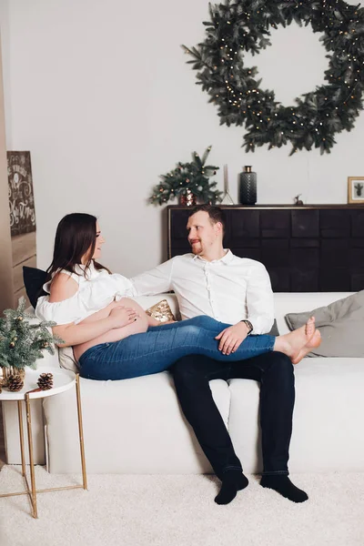 Elinde çay bardak ile kanepede oturan çift.