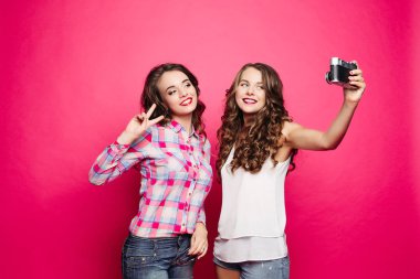 Komik selfie film kamera ile yapım uzun dalgalı saçlı güzel arkadaşlar.