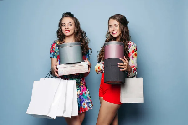 Señoras bastante de moda con un montón de bolsas de compras y bolsa de sombrero — Foto de Stock