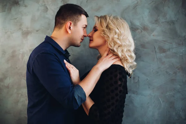 Retrato de casal sensual olhando nos olhos um do outro . — Fotografia de Stock