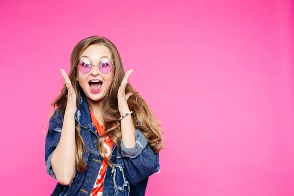 Swag flicka i rosa solglasögon skrikande på studio. — Stockfoto