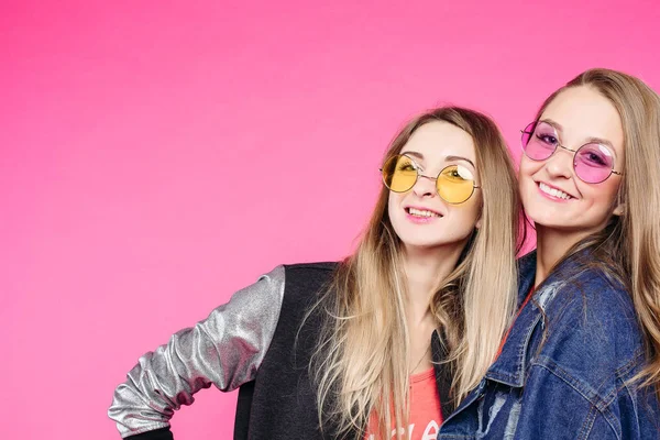 Elegante hipster ragazze in occhiali da sole colorati felice sorridente . — Foto Stock
