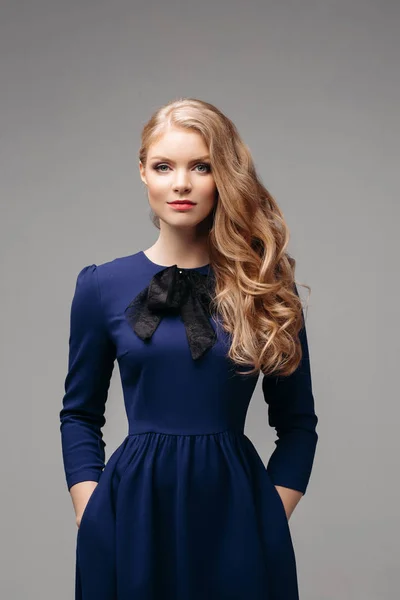 Modelo magro impressionante em vestido azul brilhante e saltos pretos . — Fotografia de Stock