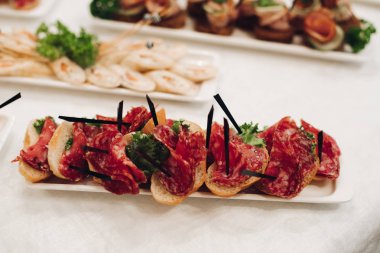 Sosis tabakta ile lezzetli aperatifler.