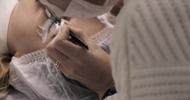 Kirpik uzatma yordamı. Ana, modelini güzellik salonu.