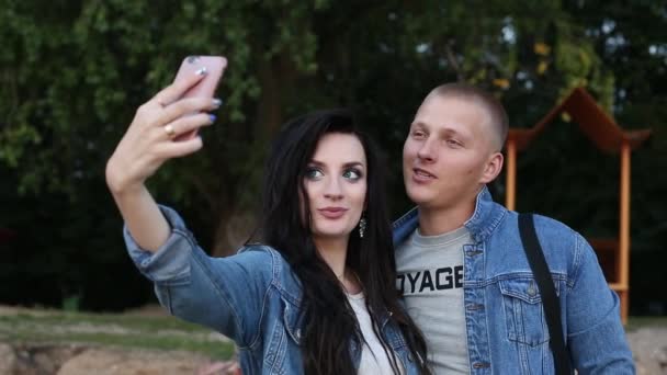 Amando pareja haciendo selfies en el parque . — Vídeos de Stock