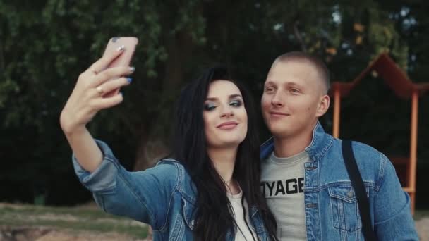 Casal amoroso fazendo selfies no parque . — Vídeo de Stock