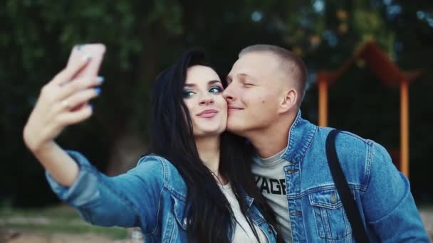 Sevgi dolu çift selfies parkta yapma. — Stok video