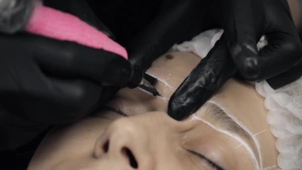 Arquitectura de cejas en proceso de maquillaje permanente . — Vídeos de Stock