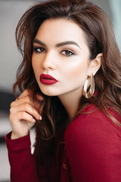 Retrato Una Hermosa Joven Morena Con Maquillaje Labios Rojos Pendientes — Foto de Stock