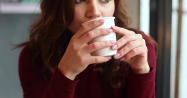 Kafede kahve içme esmer kadın.