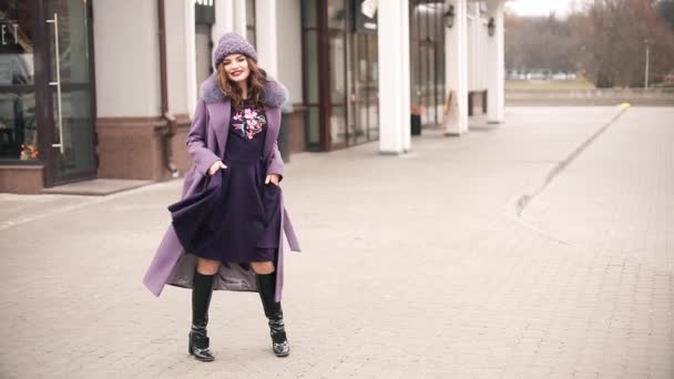 Trendige Dame in allen violetten und lila Tänzen auf der Straße. — Stockvideo