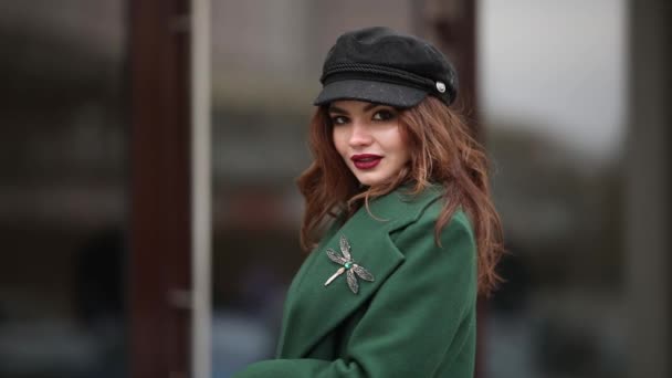 Retrato Encantadora Morena Sonriente Con Labios Rojos Con Gorra Negra — Vídeo de stock